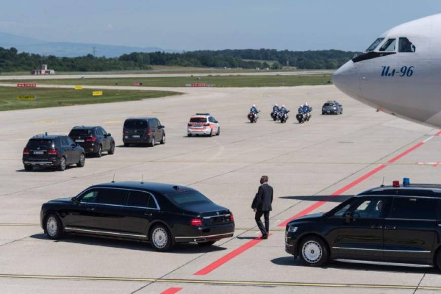 El mandatario abordó su limusina Aurus y se trasladó en una gigantesca caravana directamente desde el aeropuerto de Cointrin, donde había aterrizado minutos antes procedente de Sochi (Rusia).