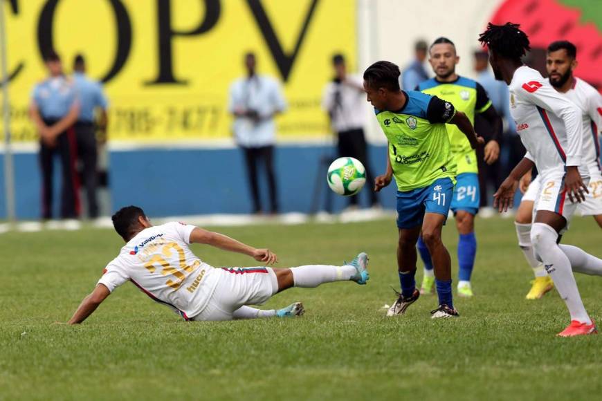 Carlos Pineda se barre para robarle el balón a Christian Altamirano.