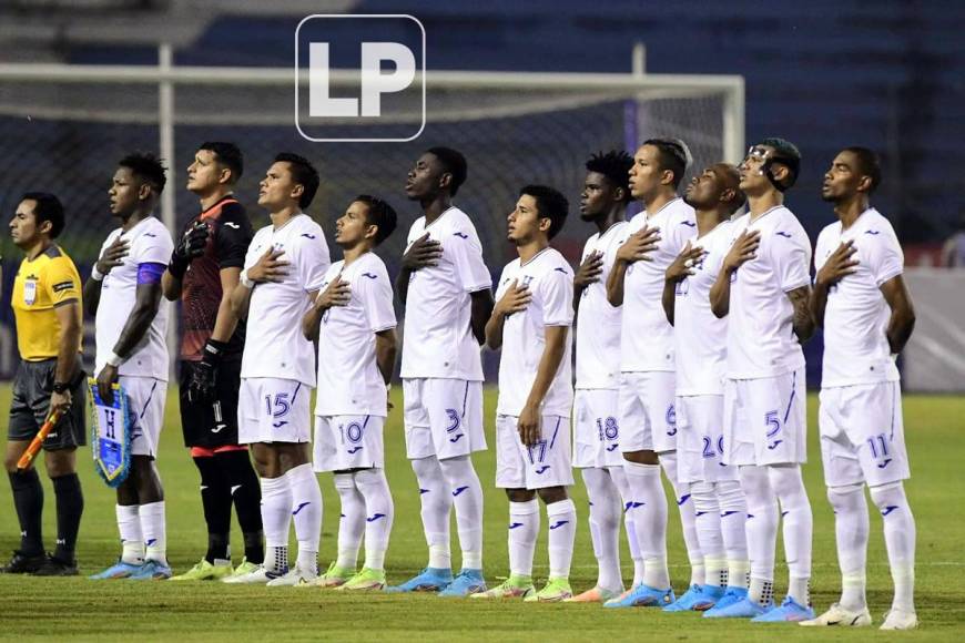 Los jugadores de la Selección de Honduras entonando el himno nacional de Honduras.