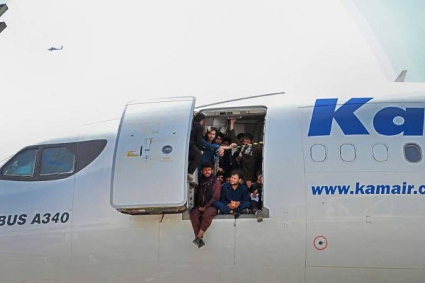 En dos vídeos en las redes sociales que se hicieron virales se ve a decenas de personas corriendo por las pistas de aterrizaje del aeropuerto de Kabul mientras un avión estadounidense se mueve, con algunas personas enganchadas a él; en el otro, se ve a lo lejos cómo caen dos cuerpos desde lo alto de un avión que había despegado.<br/>