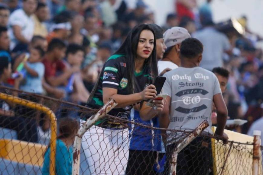 Una guapa aficionada del Santos FC.