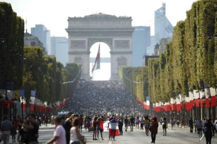 En el Arco del Triunfo se celebró hace 20 años el primer título mundial de Francia, hoy este escenario volvió a albergar la felicidad de los Galos.