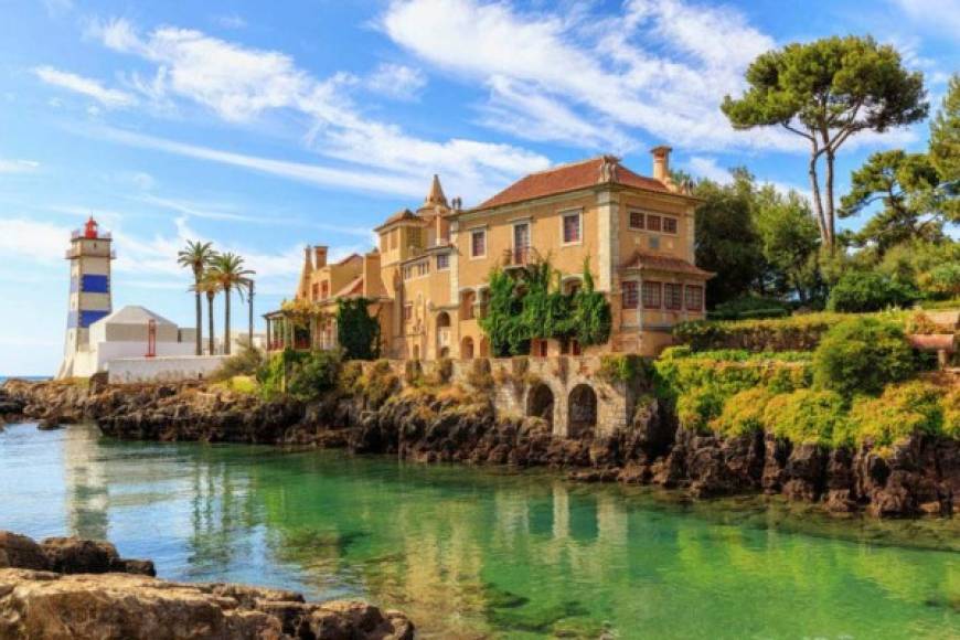 Cristiano Ronaldo construirá una lujosa mansión en la Quinta da Marinha, sitio que se encuentra en una zona exclusiva con campos de golf, un centro comercial con tiendas y restaurante de lujo; y lagos.