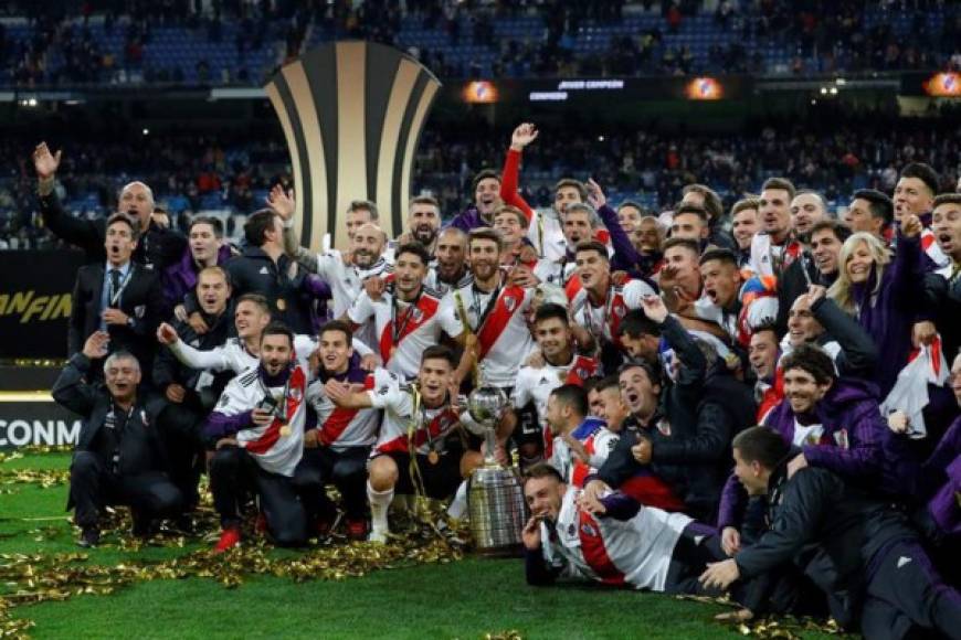 River, campeón de Sudamérica en Madrid<br/><br/>La más increíble de las 58 ediciones de la Copa Libertadores se resolvió en Madrid. Iba a ser una edición histórica, por ser la última que se jugaba a doble partido y por enfrentar a los dos gigantes argentinos, pero todo lo que la rodeó la convirtió en irrepetible.<br/><br/>Tras un vibrante partido de ida (2-2), que ya tuvo que ser aplazado por la lluvia, el ataque al autobús de Boca camino del estadio Monumental desató una cascada de reacciones que terminó por trasladar el encuentro al estadio Santiago Bernabéu, donde River volvió a remontarle a Boca (3-1) y alcanzó el éxtasis en la final sudamericana más vista de la historia (se calcula que unos 350 millones de espectadores), la más polémica y de la que más se hablará en los próximos años. EFE