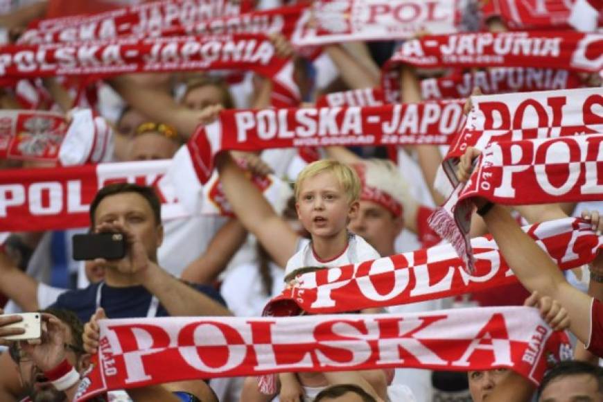 Un niño polaco alienta a su selección enmedio de un mar de aficionados.