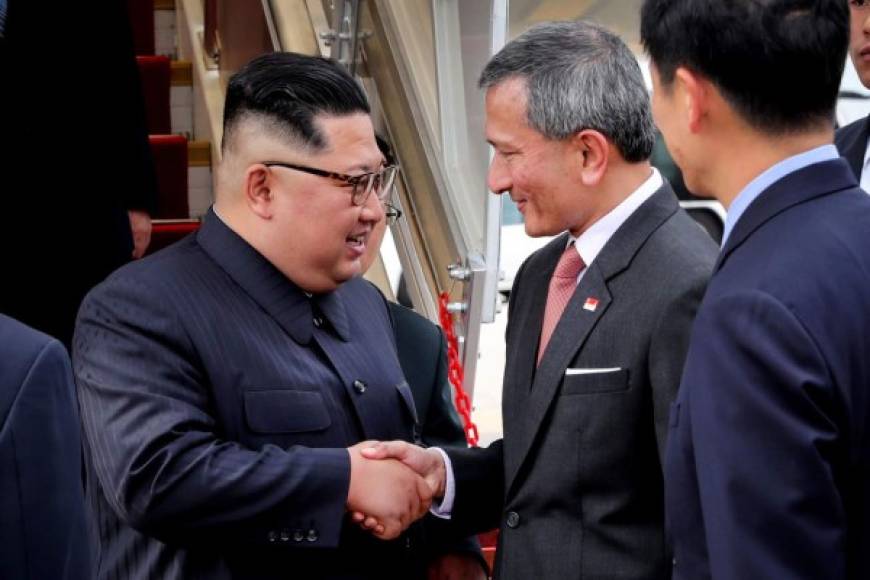 Vestido con un traje al estilo Mao, Kim fue recibido por el ministro de Asuntos Exteriores local, Vivian Balakrishnan, donde se refirió a la expectación que ha generado este evento. 'Todo el mundo está mirando', señaló en unas breves declaraciones captadas por la televisión local.