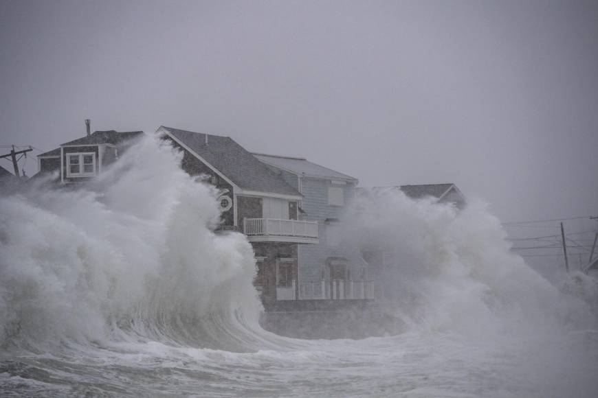 Grandes ciudades como Nueva York y Boston fueron las más afectadas por la tormenta, que el Servicio Meteorológico Nacional (NWS, por sus siglas en inglés) confirmó que se intensificó en el correr del sábado hasta convertirse en un “ciclón bomba”, caracterizado por caídas fuertes rápidas de la presión atmosférica