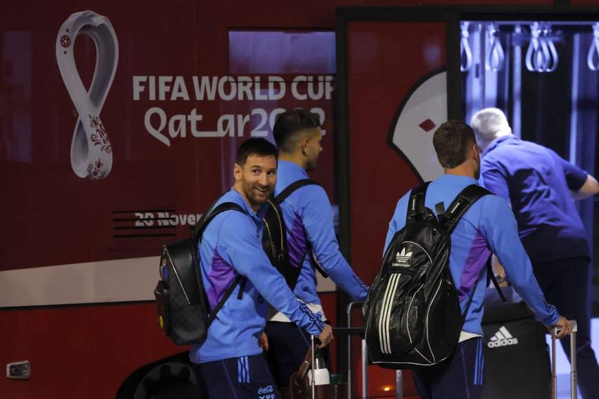 Leo Messi se mostró sonriente a la llegada de la selección argentina a Qatar.