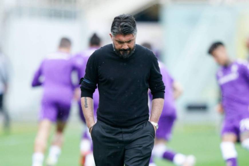 Gennaro Gattuso no dirigirá finalmente a la Fiorentina. Tres semanas después de su fichaje, el club toscano anunció este jueves el divorcio con el antiguo entrenador del Napoli. Según la prensa italiana, la entidad y el técnico mantenían grandes diferencias sobre la estrategia a seguir en el mercado de fichajes.<br/><br/>Ahora, según informa el periodista especializado en el mercado Fabrizio Romano, Gattuso está negociando con el Tottenham y todo está muy avanzado. El contrato sería por dos temporadas. El propio Jorge Mendes habría participado directamente en dichas negociaciones entre los Spurs y el entrenador. <br/><br/>Foto - AFP