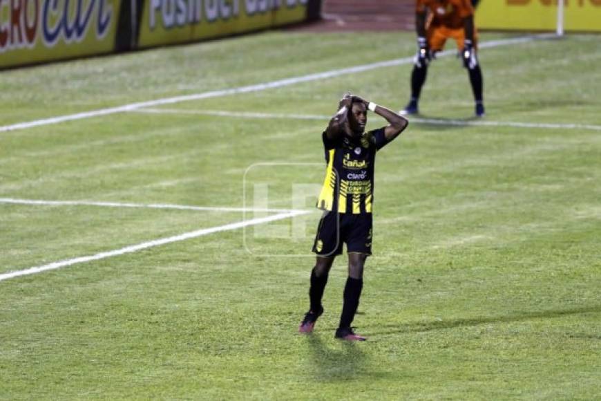 Franklin Flores se lleva las manos a la cabeza tras fallar su penal que dejó eliminado al Real España.