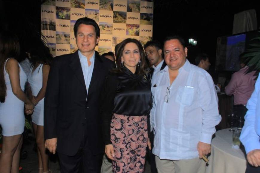Mario y Sandra Canahuati con Tony Medina.