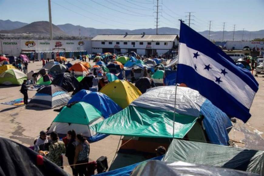 Además de las condiciones climáticas, los migrantes siguen enfrentando los ataques de residentes locales que se oponen a su estadía en la ciudad de Tijuana.