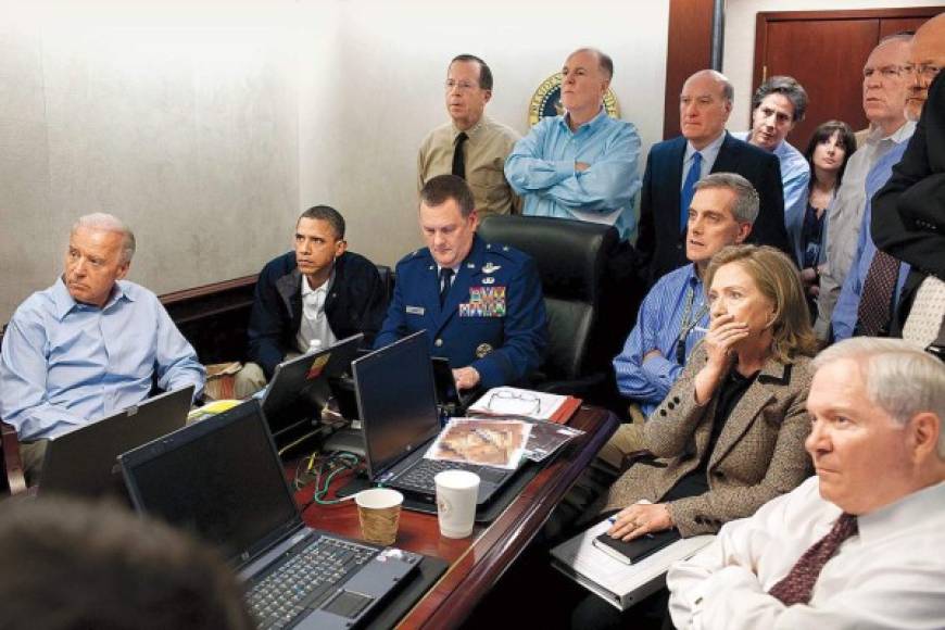 El Presidente Barack Obama observa junto a varios de sus funcionarios el operativo en el que murió el líder de la red terrorista Osama Bin Laden. La foto fue titulada 'Sala de Situaciones' y fue tomada por el fotógrafo de la Casa Blanca, Pete Souza, en el 2011.