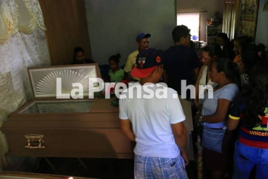 Los habitantes de Las Lomitas, Yoro, todavía no pueden creer lo sucedido a la familia de Geovanny Aguilar, quien perdió a su esposa e hijos en el accidente.