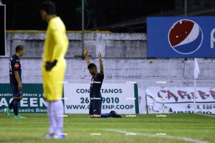 Marcelo Pereira puso a ganar al Motagua en Puerto Cortés y así lo celebró. Foto Neptalí Romero