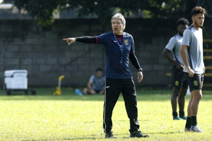 Carlos Restrepo: El entrenador colombiano sigue a la espera de un delantero para el Real España.