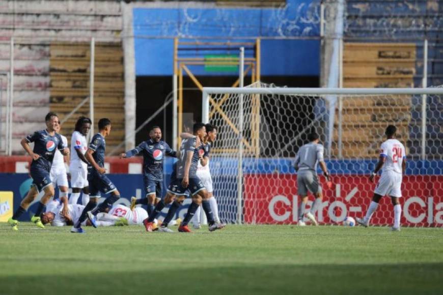 Por el Motagua marcó Óscar García y este era el empate parcial de 1-1 en el clásico.