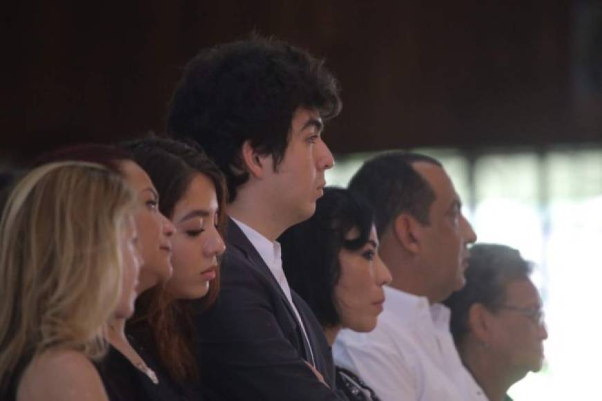 Sus hijos Sofía y Nelson Jr. junto a su esposa María Luisa de Fernández, durante la misa de cuerpo presente en la iglesia San Vicente de Paul.