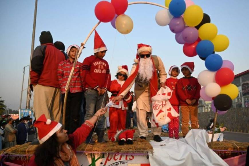 En Pakistán, Santa Claus trajo mascarillas para los niños.