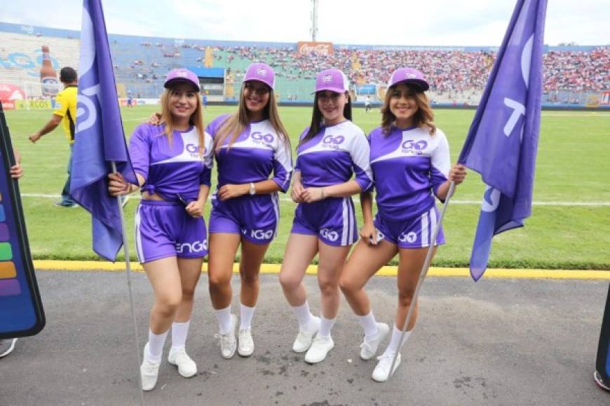 Bellas edecanes que adornaron el estadio Nacional.