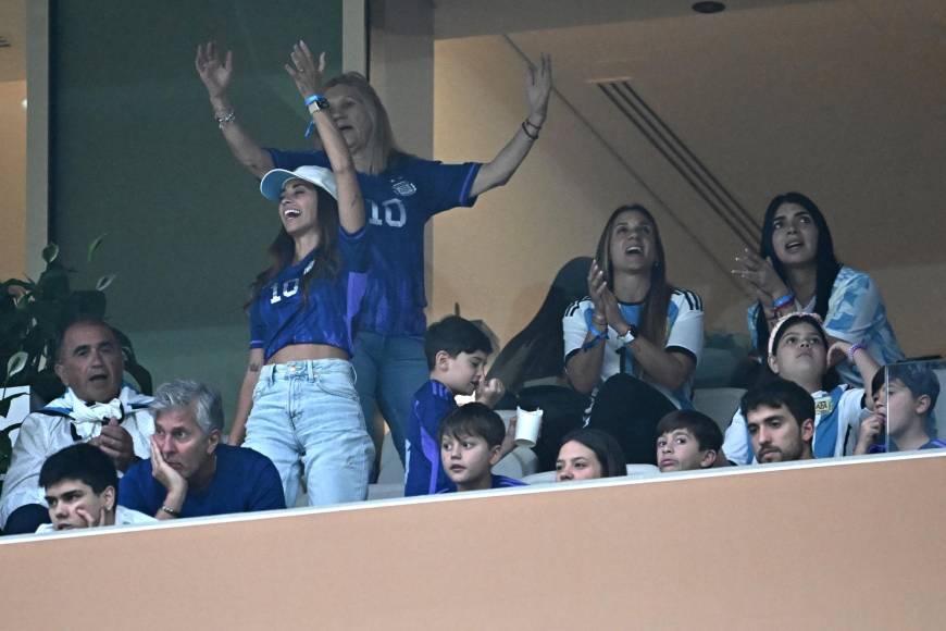 Desde las graderías, la esposa del capitán argentino mostró su euforia y apoyo para Argentina. 