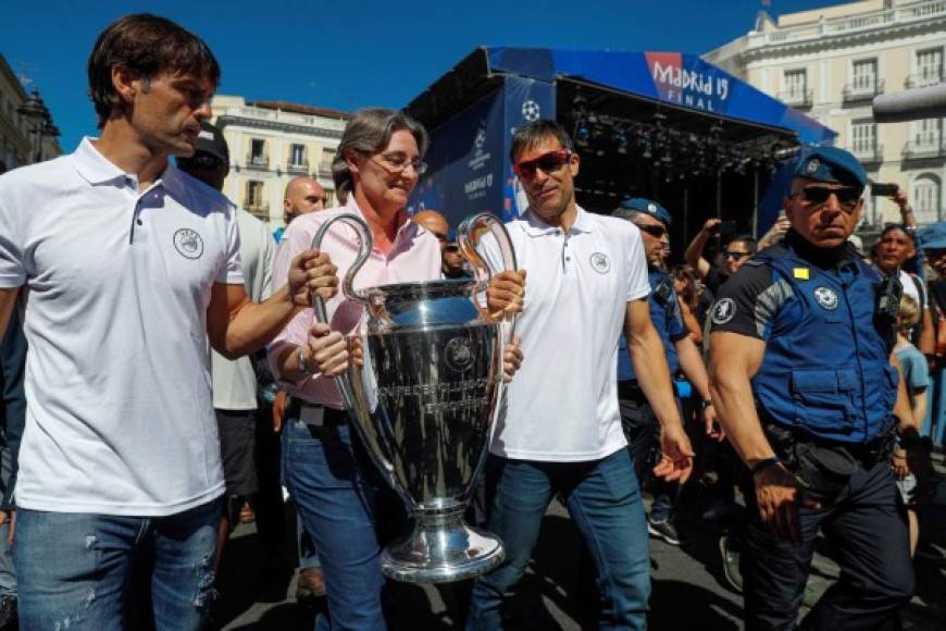 La vicealcaldesa de Madrid, Marta Higueras (centro) se unió a los paseos con el trofeo de la UEFA Champions League en la Puerta del Sol.