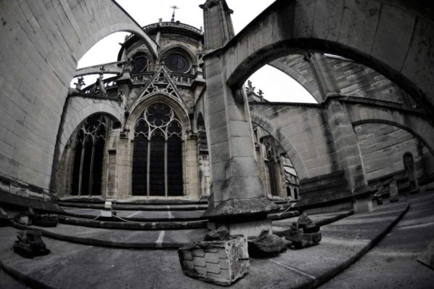 También allí se oficiaron funerales nacionales para personalidades políticas como Charles de Gaulle y los también presidentes Georges Pompidou y François Mitterrand.