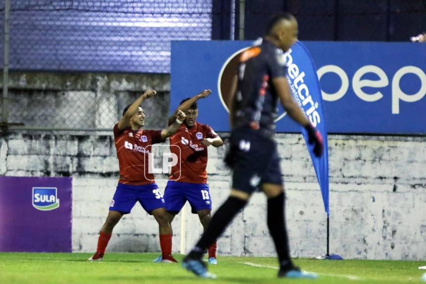 El baile de Bryan Moya y Michaell Chirinos tras el 0-3 ante Platense.