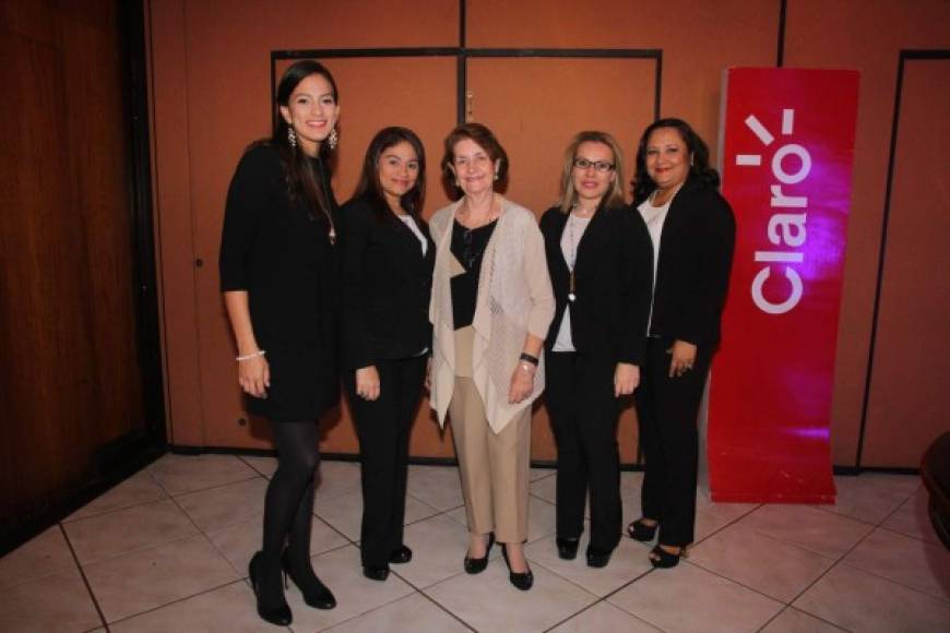 Mildred Reyes, Ingrid Meraz, Jeannette Salomón, Delmy y Sel Castillo.