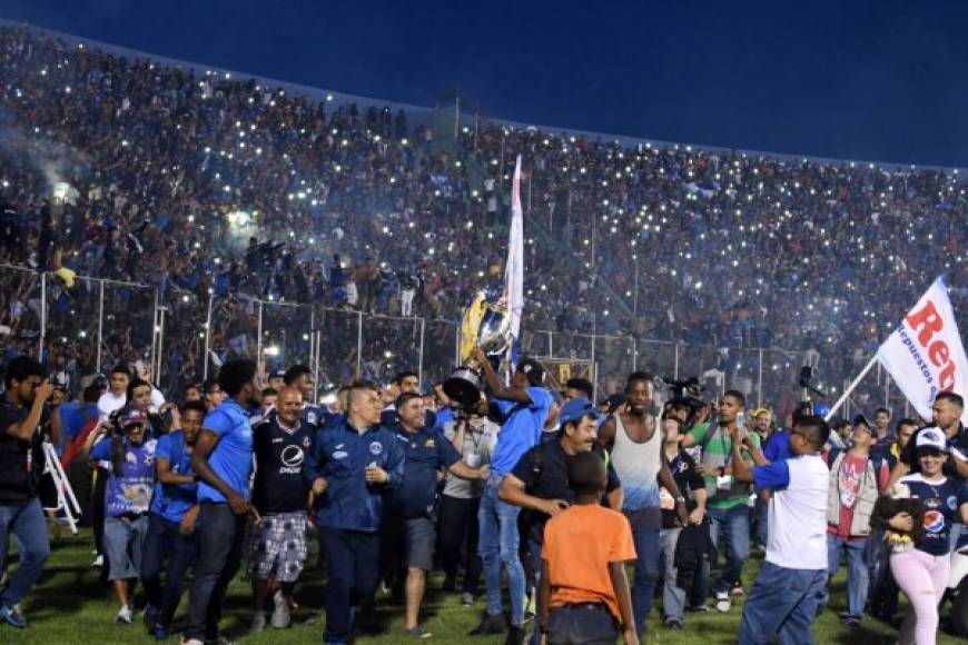 <br/><br/>Las muertes se registraron minutos antes de iniciar la final del fútbol hondureño, en el que Motagua goleó 3-0 al Honduras Progreso y se alzó con el bicampeonato.<br/><br/>Los cuatro muertos eran del club que salió campeón.