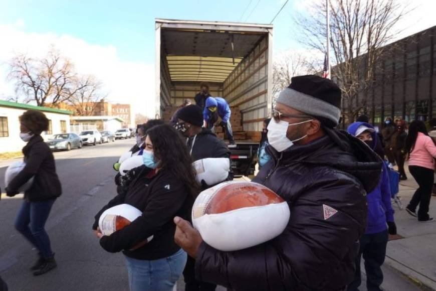 Estados Unidos, de lejos el país más afectado del mundo por la pandemia de coronavirus, celebra el Día de Acción de Gracias este jueves y miles de estadounidenses se volcaron a los bancos de comida y las organizaciones de caridad para recibir un pavo gratis tras el golpe a la economía y el aumento de los niveles de desempleo por el covid 19.