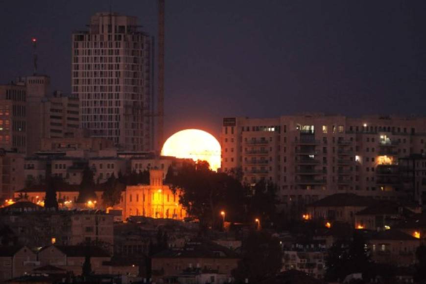 El eclipse coincidió con una 'superluna', que es cuando el satélite terrestre se encuentra en su perigeo, cómo se denomina a su punto más cercano a la Tierra (apogeo es el más lejano). Así se pudo ver en la Ciudad Santa.