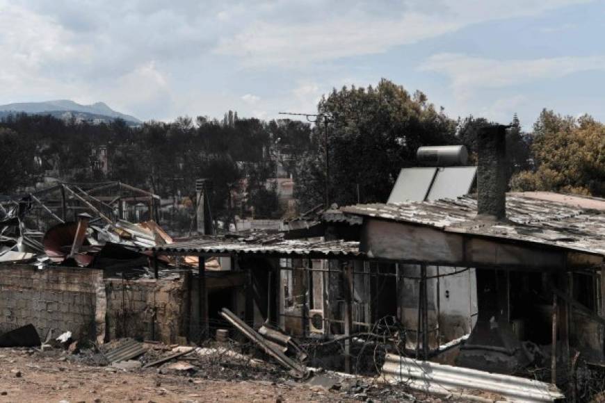 El ministerio de Infraestructuras anunció que cerca de la mitad de las casi 2.500 casas examinadas en Mati quedaron tan dañadas que ya no son habitables.