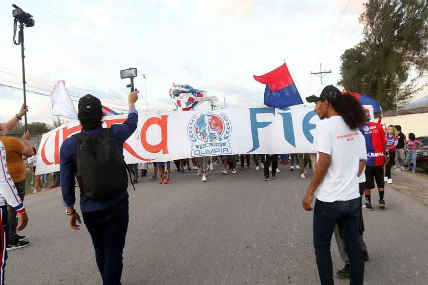 La Ultra Fiel llegando al estadio Carlos Miranda de Comayagua para apoyar al Olimpia.