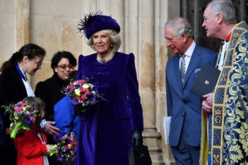 Al acto de este lunes, uno de los eventos más importantes del año para la soberana, de 92 años, asistieron el príncipe Carlos y sus dos hijos, Guillermo y Harry, con sus respectivas esposas.