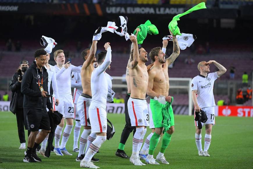 La locura de los jugadores del Eintracht Frankfurt celebrando la clasificación a semifinales.