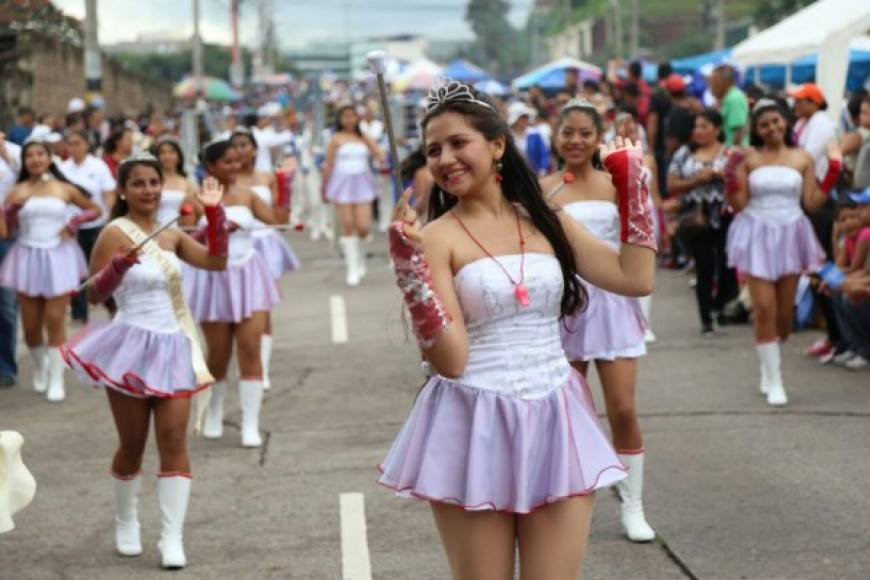 Jóvenes palillonas demuestran sus talentos en los desfiles de Tegucigalpa en el marco de la celebración del 195 aniversario de Independencia Patria de Honduras.