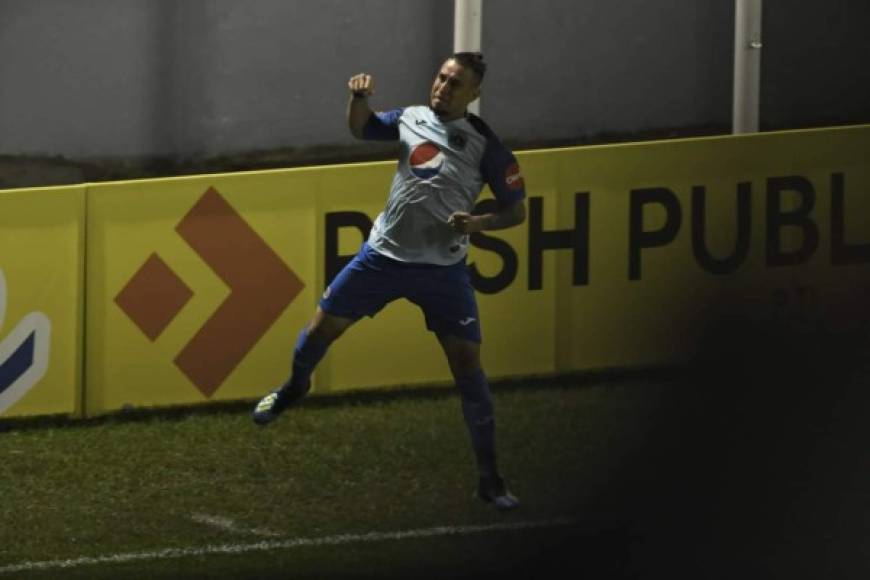 Erick Andino celebrando su gol en el Morazán.