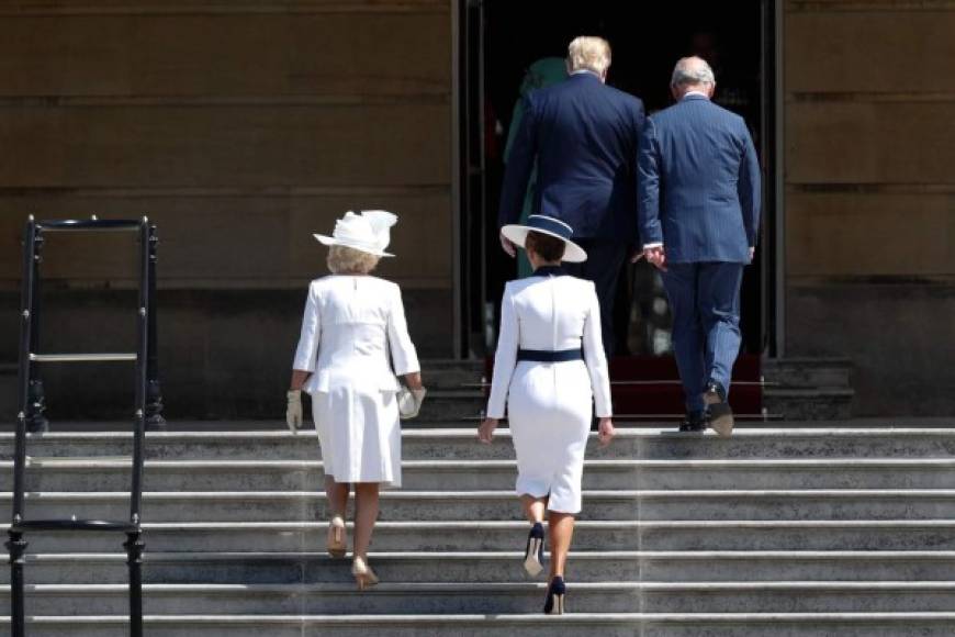 La duquesa de Cornualles apareció con un vestido también blanco y con un sombrero a juego, una gargantilla de perlas y guantes y bolso en tono crema.
