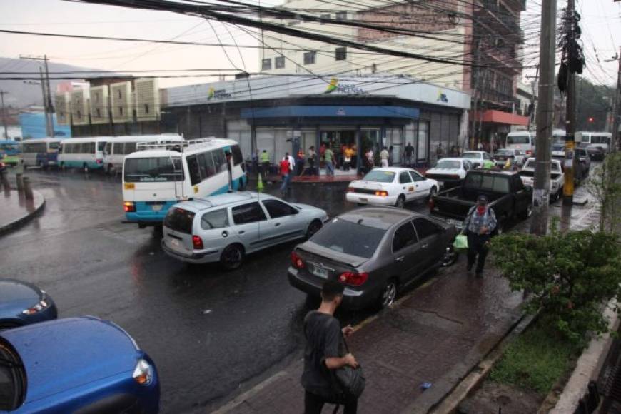 El tráfico está congestionado en el centro de la ciudad, sobre todo en el bulevar Los Próceres de Tegucigalpa.