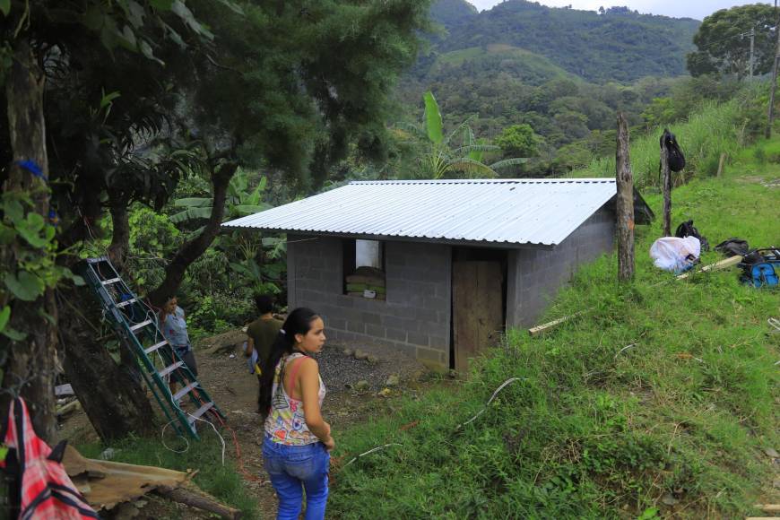 LA PRENSA llegó hasta la humilde vivienda en donde reside la familia Rodríguez. Una pequeña casa recién construida de bloque, en el interior solo hay dos camas que ayer mismo fueron donadas por el alcalde.