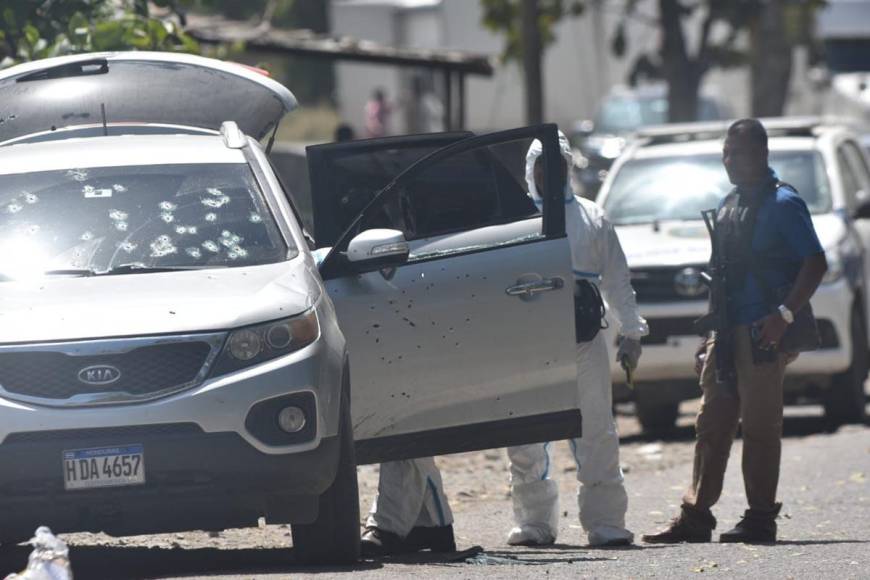 Más de 100 perforaciones producidas por arma de grueso calibre se contabilizaron en la escena.