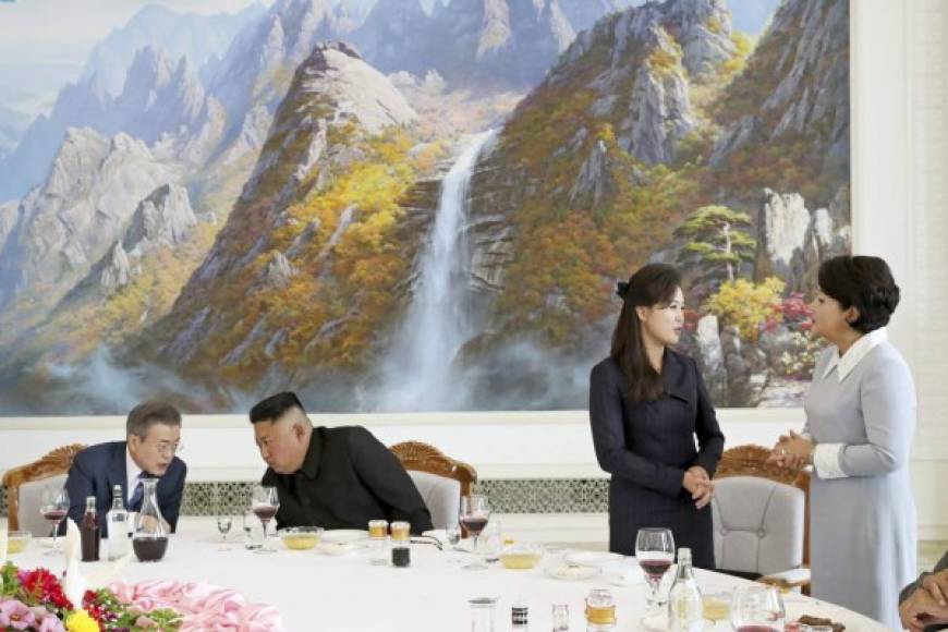 Las parejas presidenciales exhibieron buena sintonía durante el banquete celebrado en la Casa Magnolia, sala oficial de recepciones del Estado norcoreano.