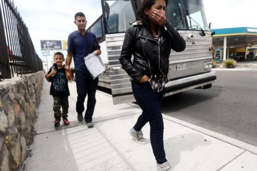 Las autoridades estadounidenses se han visto obligadas a liberar a miles de familias inmigrantes en las últimas semanas ante la falta de espacio en los centros de detención.