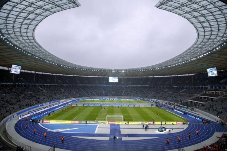 La recreación del Muro de Berlín en el estadio Olímpico de Berlín antes del encuentro futbolístico entre Hertha y RB Leipzig, en la undécima jornada de Bundesliga.
