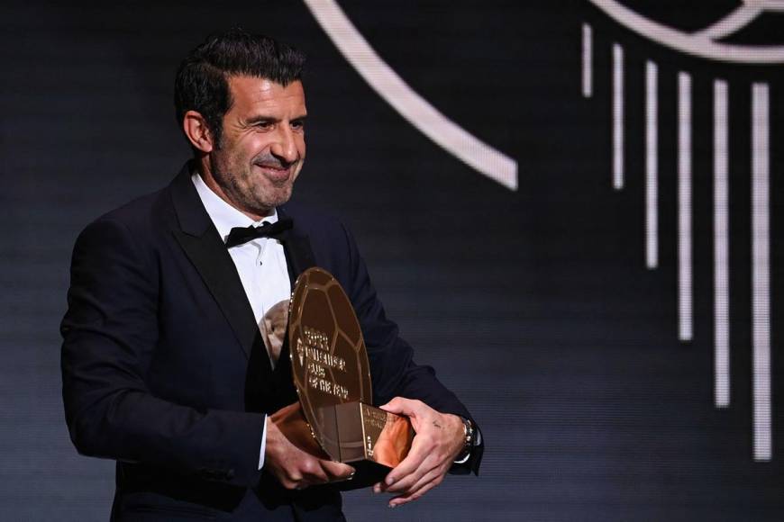 El exfutbolista portugués Luis Figo entregó el premio al Club del Año.