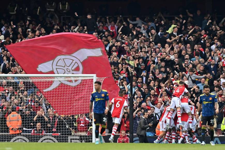 Jugadores del Arsenal celebrando el segundo gol del partido contra el Manchester United.
