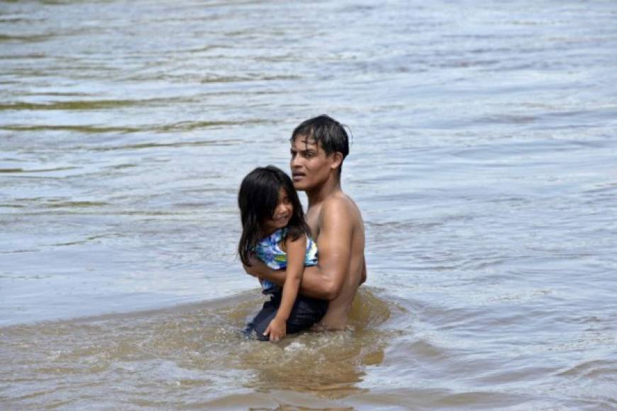 Decenas de niños cruzaron el río con sus padres luego de que las autoridades mexicanas blindaran la frontera para evitar el ingreso de migrantes.