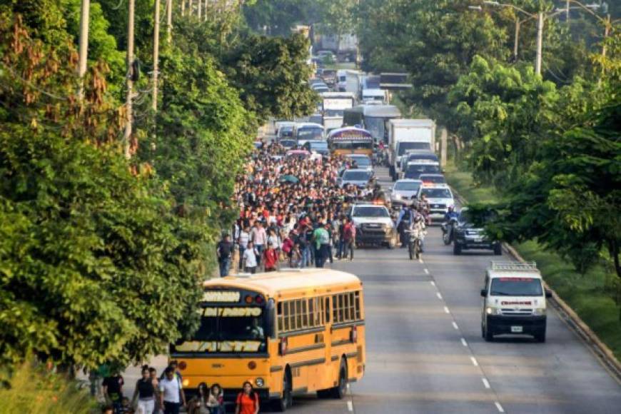 La viralización de la noticia en redes sociales y los medios de comunicación generó que más personas se sumaran a la caravana. Esta terminó partiendo con un nutrido grupo de más de 1,200 personas.<br/>Los viajeros salieron a pie, en carro y hasta 'jalón', rumbo a Copán, su primer parada. Ahí pernoctaron. <br/>Los viajeros salieron a pie, en carro y hasta 'jalón', rumbo a Copán, su primer parada. Ahí pernoctaron.