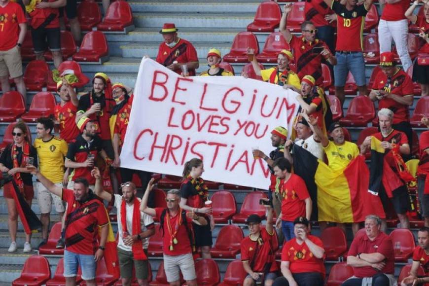Dejando a un lado la rivalidad en esta Euro, aficionados de Bélgica mostraron su apoyo a Eriksen con esta pancarta. <br/><br/>Foto AFP